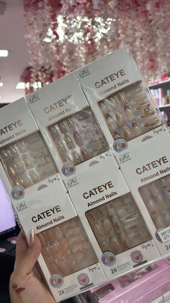 [OG-A45] UÑAS ALMOND CAT EYE NAVIDAD ENGOL