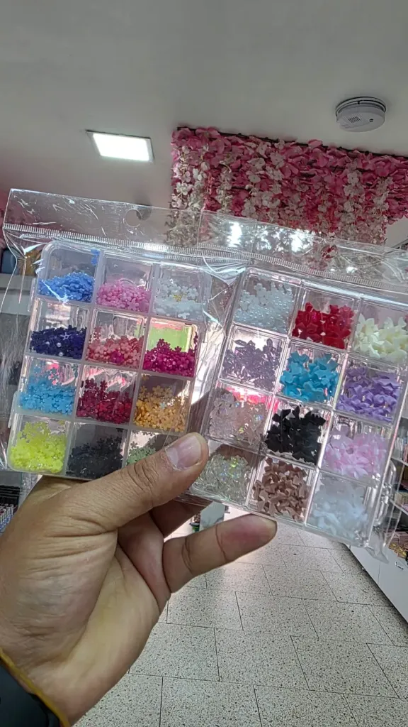 CAJA DECORACIÓN MOÑOS Y FLORES UÑAS PEQ